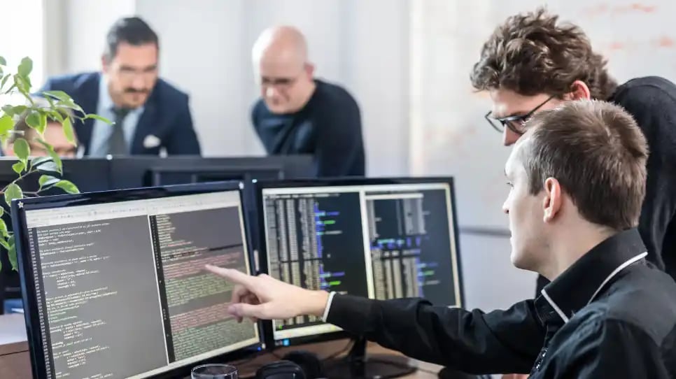 colleghi a computer che svolgono attività di agile development