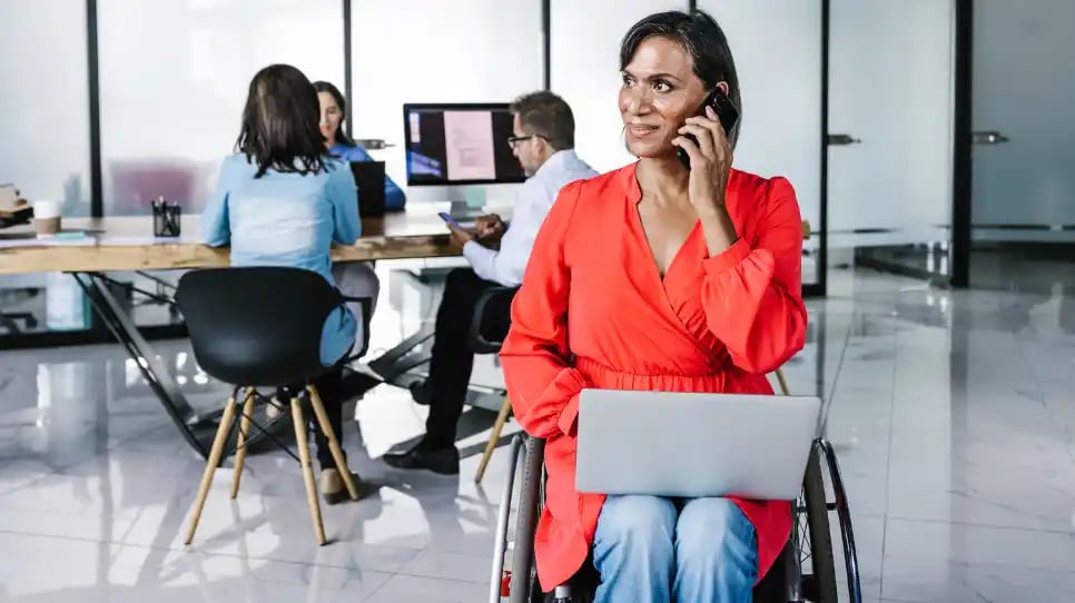 Ragazza disabile in carrozzina che si occupa di diversity management