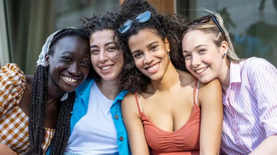 gruppo di ragazze con diversa origine etnica secondo i principi della DEI