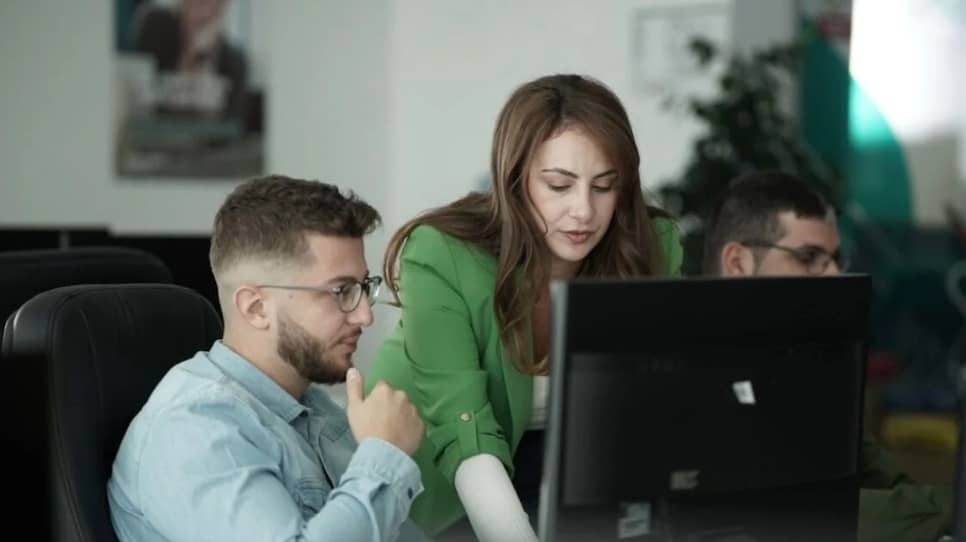 Persone di Sisal che parlano dei Digital Hub