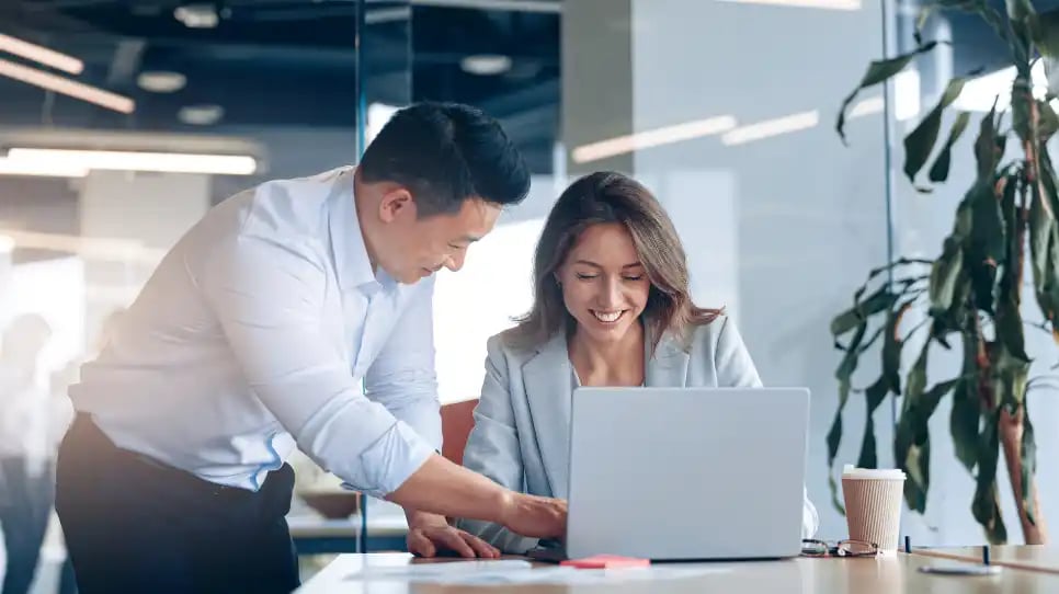Product marketing manager che parlano tra di loro 