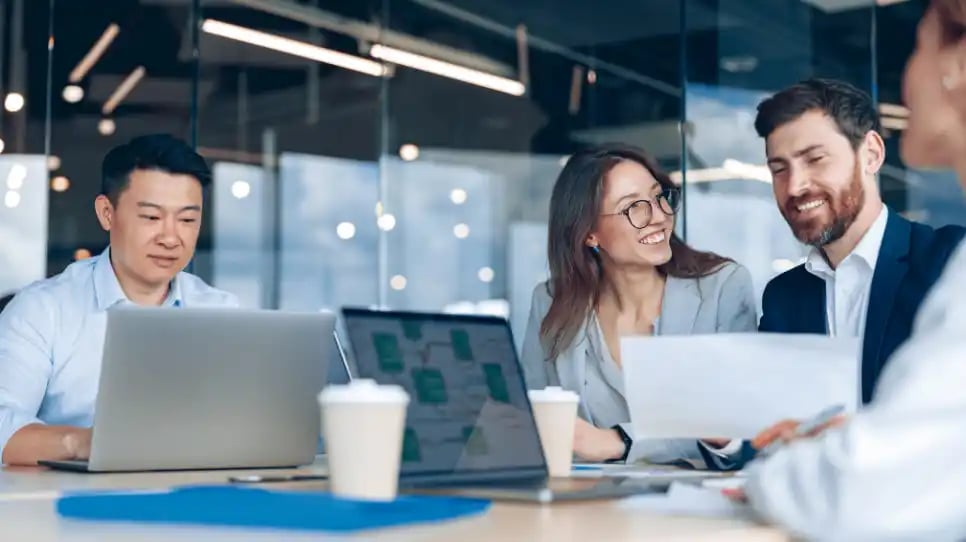 Product marketing manager che gestisce una riunione