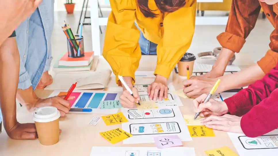 Persone intente in attività di design thinking