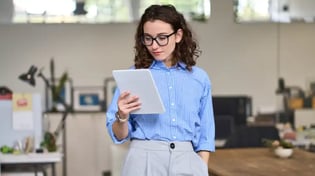 ragazza con tablet che legge come diventare store assistant