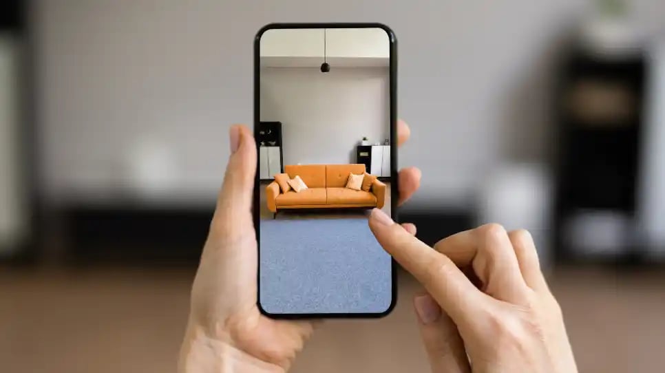 cellulare che inquadra un divano usando la realtà virtuale