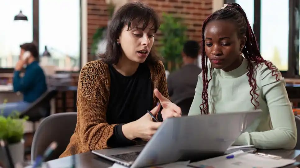 ragazze di diversa etnia che parlano di social washing