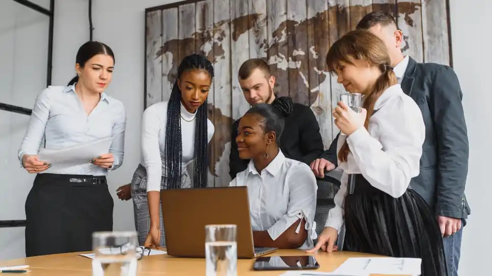 team in azienda che parla di come contrastare il social washing