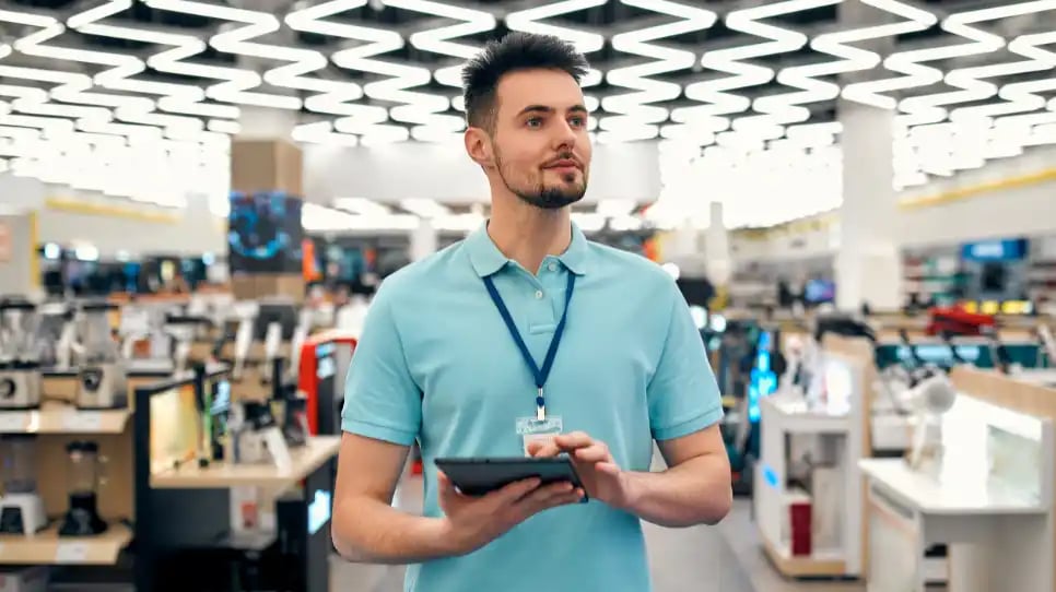 ragazzo store assistant con tablet in mano