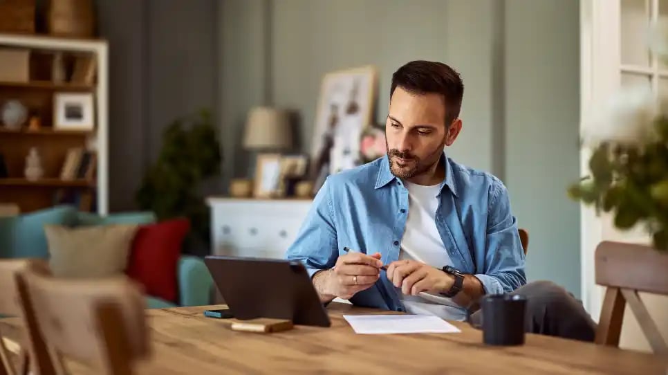 ragazzo lavoratore che studia