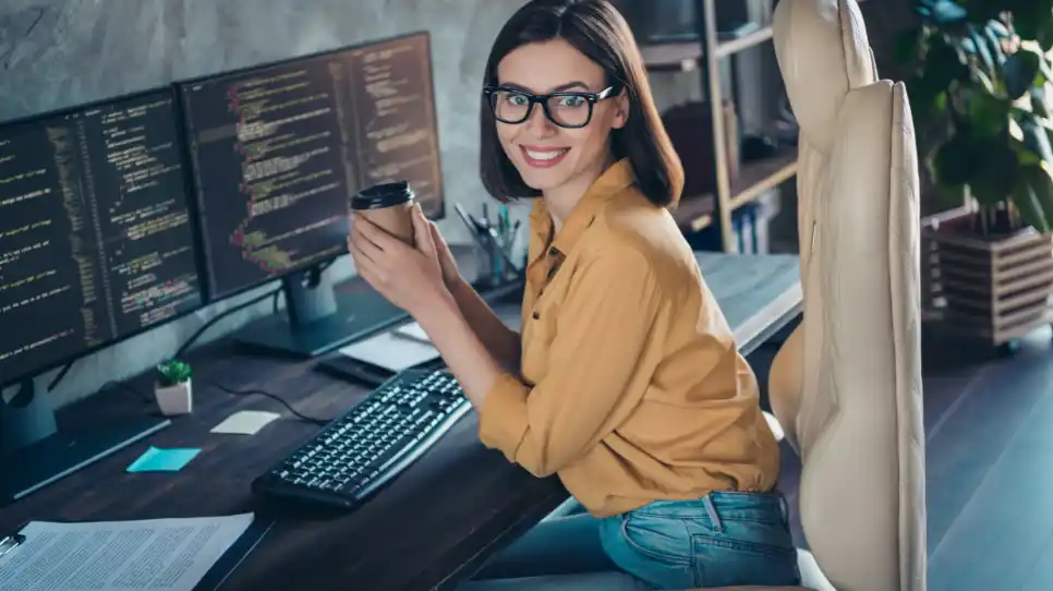 Ragazza al pc che fa business development 