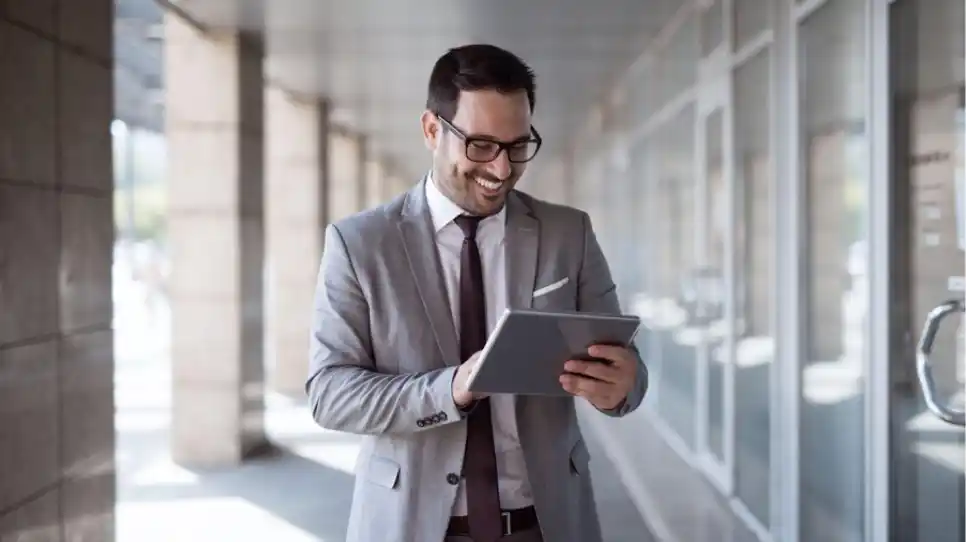 uomo che scrive un cv per posizione da store manager