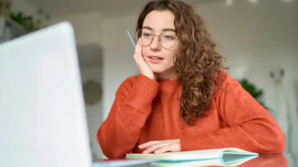 ragazza studente lavoratore