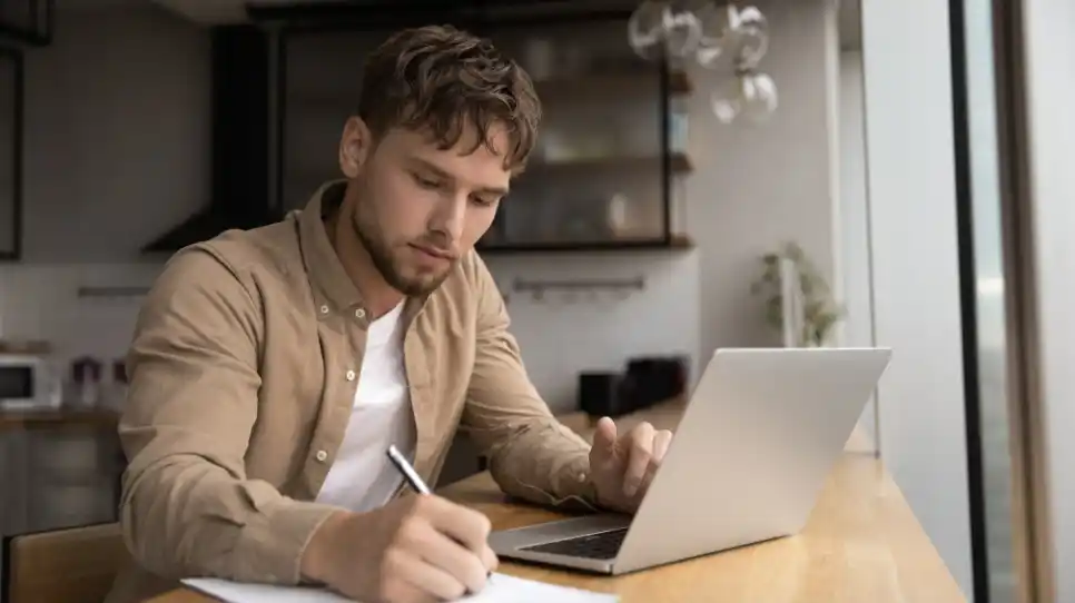 ragazzo al computer intento a lavorare e studiare